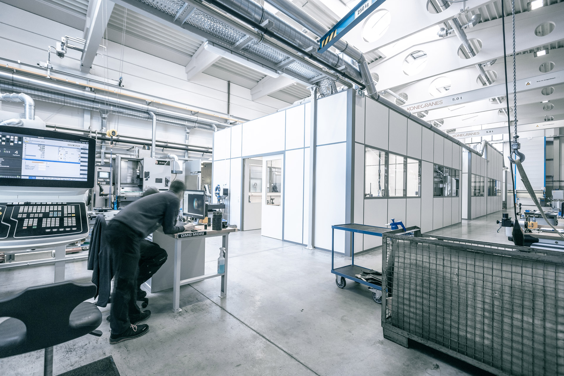 Zwei Mitarbeiter arbeiten an einer 3D Konstruktion für die spätere Bearbeitung an der CNC-Anlage
